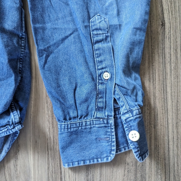 GAP - Long sleeve button up- Medium - Picture 3 of 5
